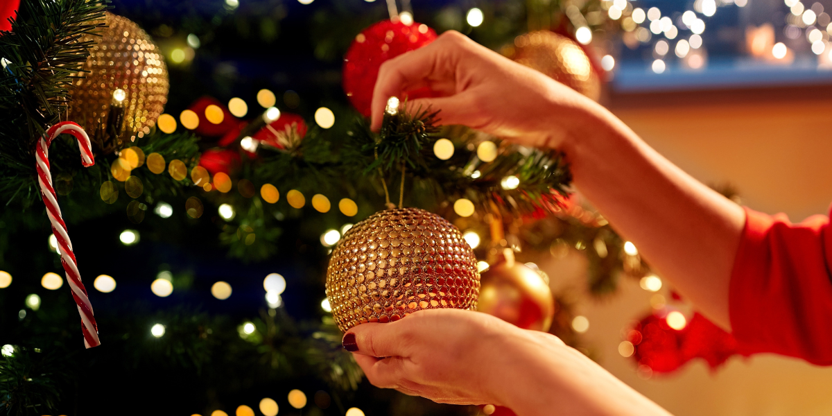 setting up christmas tree - featured_image